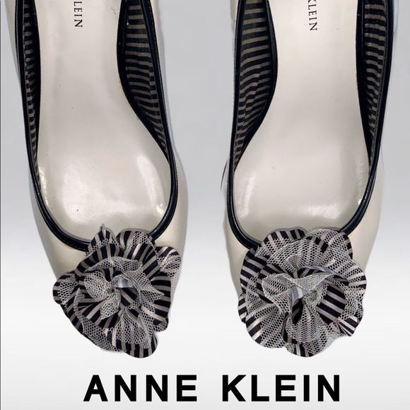ANNE KLEIN HEELS | 3” HEEL | CREAM WITH BLACK & WHITE PINSTRIPE FLOWER | 8 - Picture 2 of 6